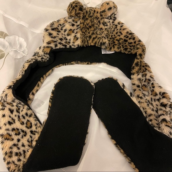 Faux Fur Animal hat with hand pockets - Picture 4 of 6